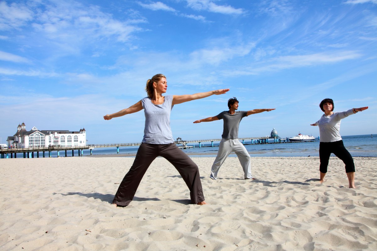 Yoga am Strand // &copy; Jochen Tack, Hotel Bernstein