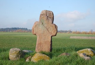 Mitten auf dem Feld zwischen Dersenow und Dammereez steht der Schäferstein. // © Gabriele Skorupski Mitten auf dem Feld zwischen Dersenow und Dammereez steht der Schäferstein. // © Gabriele Skorupski