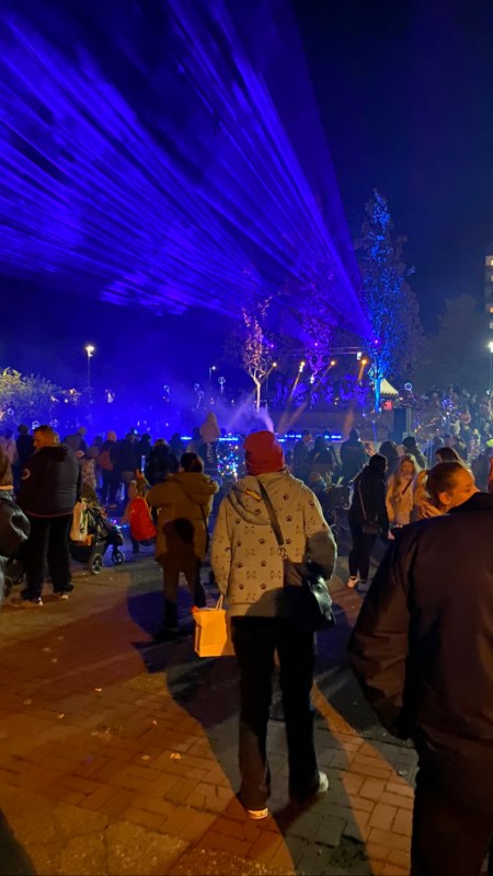 &bdquo;Der Laternenumzug setzt sich in Bewegung &ndash; eingebettet in eine farbenfrohe Lichtshow.&ldquo; // &copy; LGE-MV