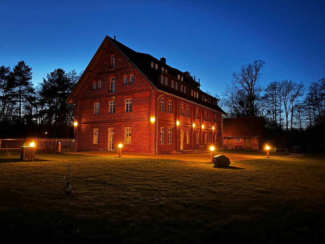 Außenansicht - Blick vom großzügen Garten // © Benita Röhl Außenansicht - Blick vom großzügen Garten // © Benita Röhl