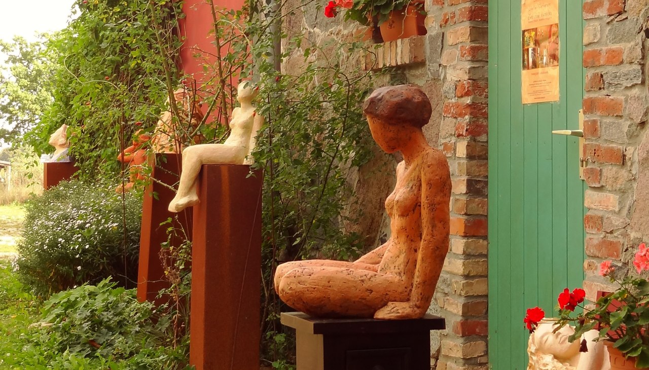 Plastiken am Eingang laden zum Eintreten ein, © Christine Radecke Plastiken am Eingang laden zum Eintreten ein, © Christine Radecke