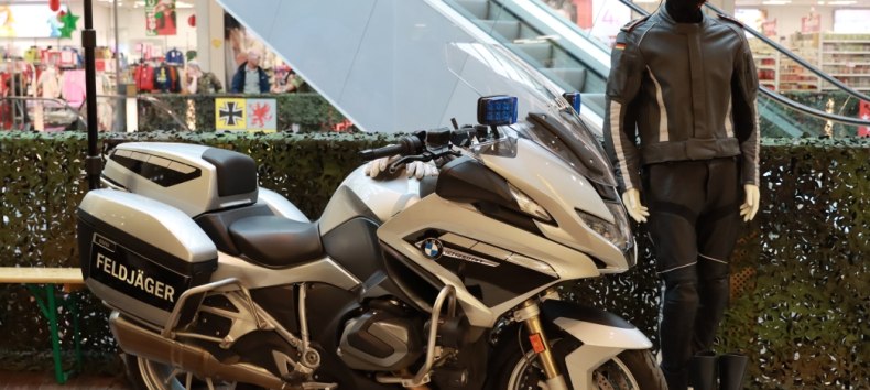 Feldj&auml;ger sind die Milit&auml;rpolizei der Bundeswehr. Feldj&auml;ger fahren auch schwere Motorr&auml;der mit Blaulicht und Einsatzausstattung. // &copy; Bundeswehr/Moldt