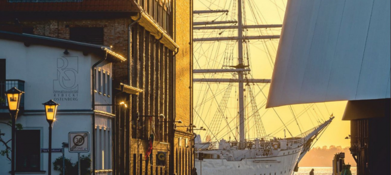 Blick im Hafen auf die Gorch Fock // &copy; Ekkehard Gnadler, Fotocommunity Stralsund