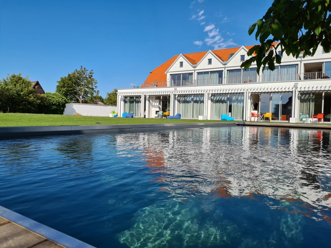 Bio Pool mit Aussenansicht // © Hiddenseezimmer Bio Pool mit Aussenansicht // © Hiddenseezimmer