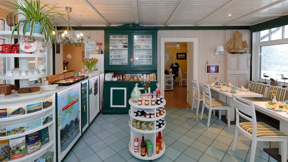 Am Morgen erwartet Sie unser Verw&ouml;hnfr&uuml;hst&uuml;ck in der lichtdurchfluteten Veranda, &copy; H.H&auml;rtel