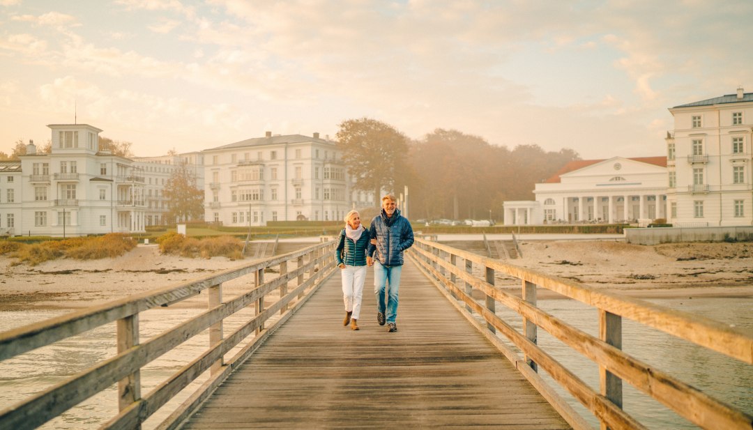 1793 gründete Friedrich Franz I. das erste deutsche Seebad: Heiligendamm. Heute ziehen die weißen Bädervillen und das Grand Hotel Heiligendamm jährlich tausende Besucher in ihren Bann. Von der Seebrücke aus hat man den besten Blick auf das klassizistische Ensemble. 1793 gründete Friedrich Franz I. das erste deutsche Seebad: Heiligendamm. Heute ziehen die weißen Bädervillen und das Grand Hotel Heiligendamm jährlich tausende Besucher in ihren Bann. Von der Seebrücke aus hat man den besten Blick auf das klassizistische Ensemble.