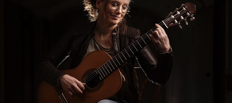 Annika Hutschreuther spielt Gitarre // &copy; Christian Schirbort