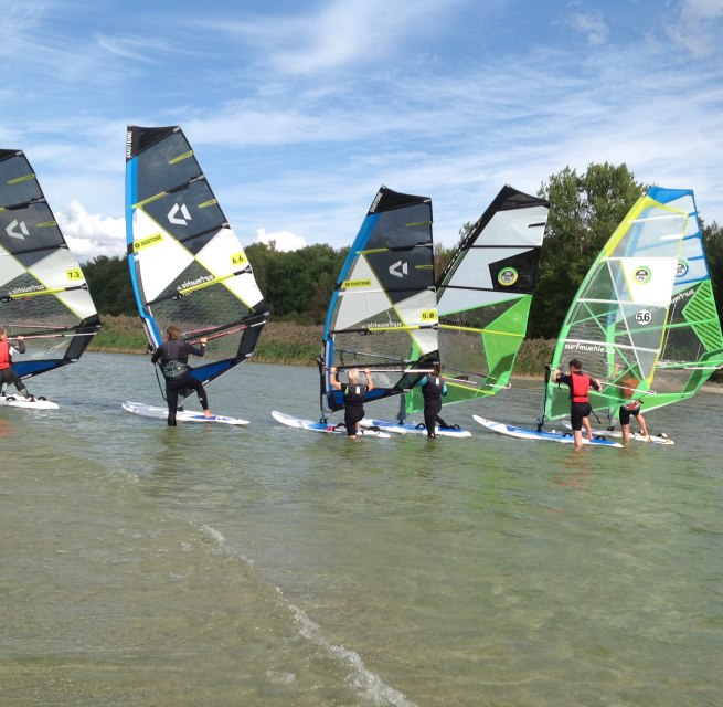 Windsurfkurs inklusive Material im Stehrevier // &copy; Katamaran- und Surfm&uuml;hle