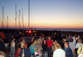 Viele Menschen am Hafen von Lohme . (Hafenfest) // &copy; Touristik Lohme GmbH