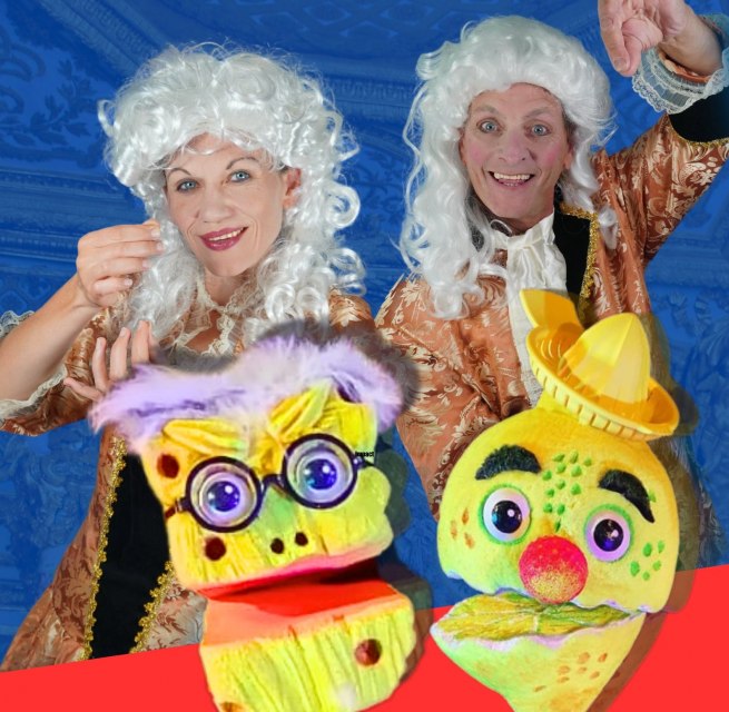 Eine Frau und ein Mann in kaiserlichen Kost&uuml;men und mit wei&szlig;er barocker Per&uuml;cke halten nicht durchsichtige Kleidung hoch. // &copy; Theater Phoebus