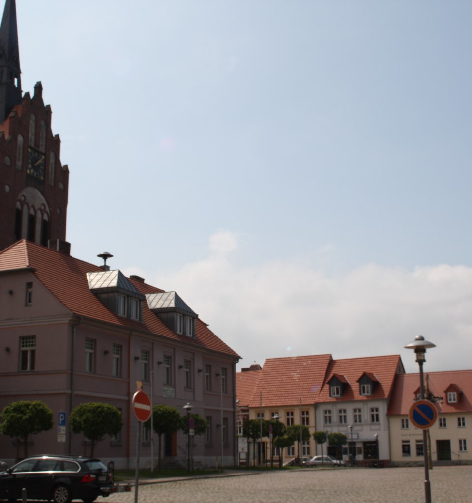 Das Rathaus wurde 1815 errichtet und befindet sich unmittelbar neben der Kirche, © Stadtinformation Usedom