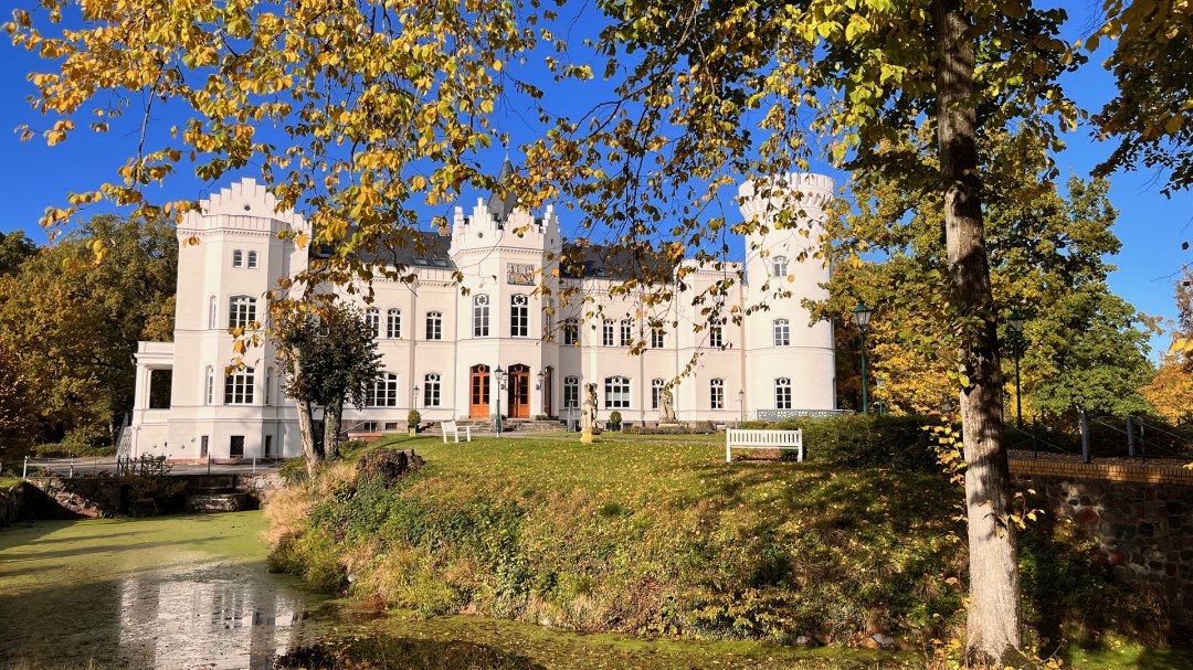 Schloss Schlemmin Frontansicht Herbst, &copy; Schloss Schlemmin