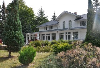Hotel Wei&szlig;es Schlo&szlig; Heringsdorf - Au&szlig;enansicht Terasse // &copy; MV-T/Fischer