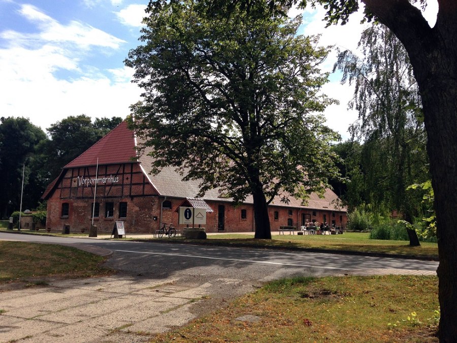 In den ehemaligen Stallungen des Guts ist heute das Vorpommernhus untergebracht., © Sabrina Wittkopf-Schade