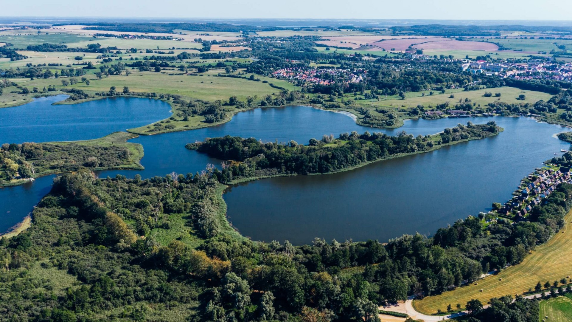 De meren van het Mecklenburgse merengebied vanuit de lucht // Het Mecklenburgse merengebied is de perfecte fietsregio. // © MV-T/Gänsicke De meren van het Mecklenburgse merengebied vanuit de lucht