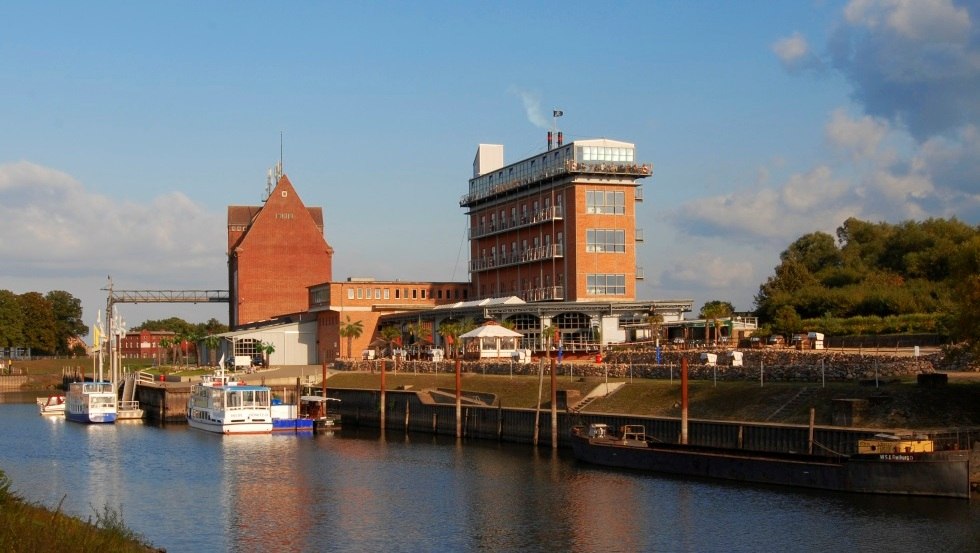 Buitenaanzicht van Dömitzer Hafenhotel met panoramacafé, © Dömitzer Hafengastronomie GmbH & Co.KG Buitenaanzicht van Dömitzer Hafenhotel met panoramacafé, © Dömitzer Hafengastronomie GmbH & Co.KG