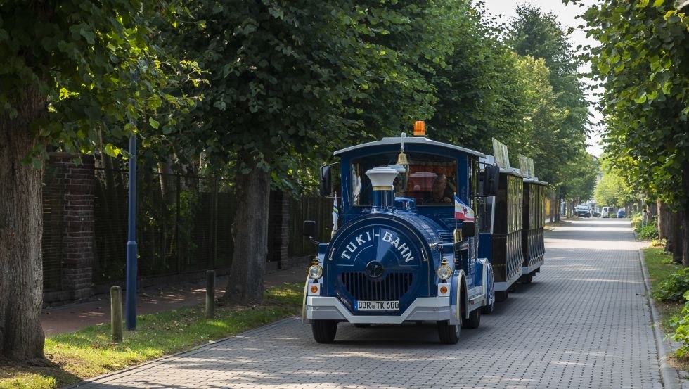 Die TUKI-Bahn auf ihrer Fahrt durch Graal-Müritz, © Tourismus- und Kur GmbH Graal-Müritz (AP) Die TUKI-Bahn auf ihrer Fahrt durch Graal-Müritz, © Tourismus- und Kur GmbH Graal-Müritz (AP)