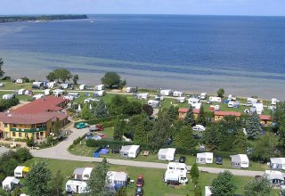 Campingplatz von oben mit Blick über die Rezeption // © Ostseecamping Ferienpark Zierow KG Campingplatz von oben mit Blick über die Rezeption // © Ostseecamping Ferienpark Zierow KG