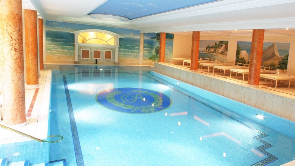 3000 qm Wellnessbereich u. a. Salzwasserpool (18 x 6 m) mit Gegenstromanlage, 6 Saunen, Wellness- und Beautybehandlungen. // &copy; Rugard Strandhotel