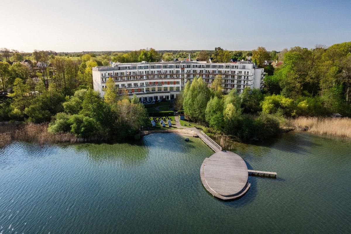Buitenaanzicht van het hotel met strand en zwemplatform // &copy; Seehotel Fleesensee