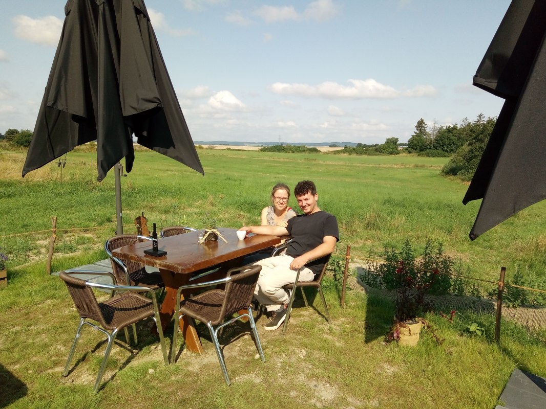 Mirjan en Antje Hornburg-Zeneli op het terras van onze brasserie // &copy; M&auml;rchengarten GbR