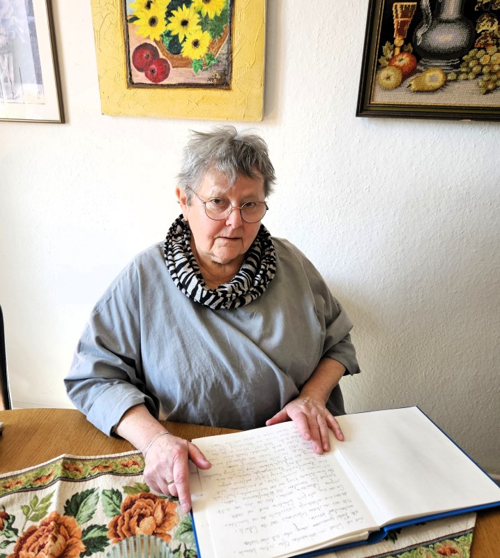 Gerlinde Zimmermann erz&auml;hlt die Lebensgeschichte ihrer Mutter Anna Illner // &copy; Sandra Harnack