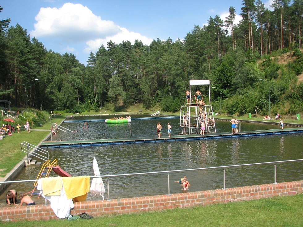 Das Waldbad Alt Jabel liegt an der Straße zwischen Alt Jabel und Tewswoos. // © Zebef e.V. Das Waldbad Alt Jabel liegt an der Straße zwischen Alt Jabel und Tewswoos. // © Zebef e.V.