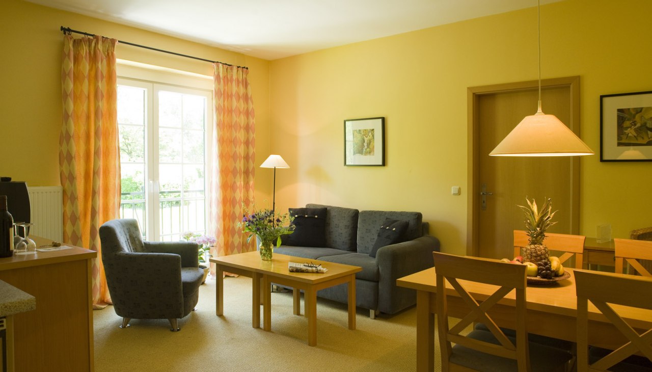 Wohnbereich Ferienwohnung mit Blick in den Garten, &copy; FerienResidenz M&uuml;ritzPark