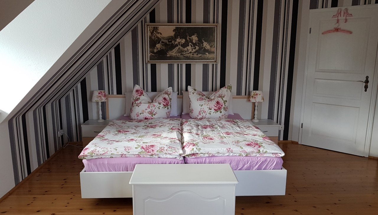 Im Schlafzimmer befinden sich außerdem noch eine Leseecke und ein Schaukelstuhl, © Carola Stier Im Schlafzimmer befinden sich außerdem noch eine Leseecke und ein Schaukelstuhl, © Carola Stier