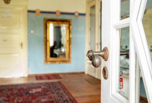 Gut Battinsthal mit offener Tür bei jeden Besucher, © Lars Schoenherr
