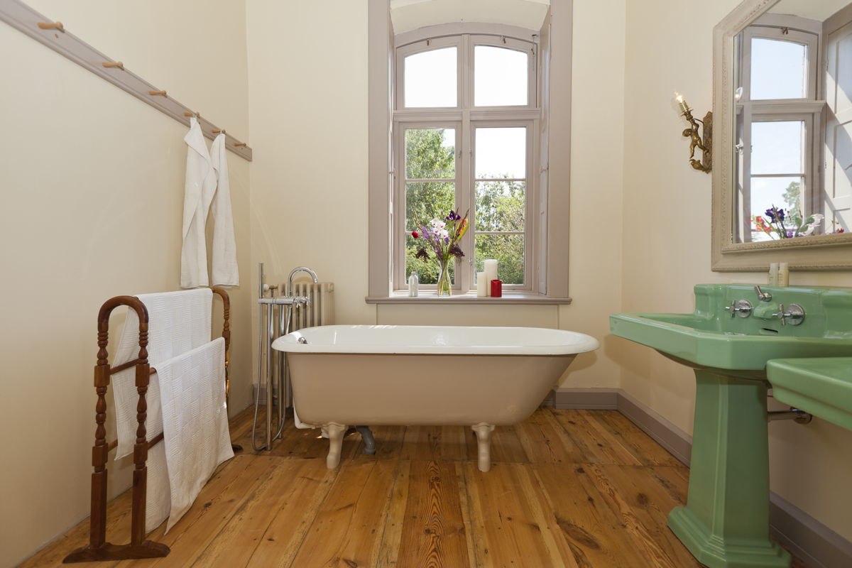 Bad in der Ferienwohnung Rheinsberg im Gutshaus Lexow // © Gutshaus Lexow Bad in der Ferienwohnung Rheinsberg im Gutshaus Lexow // © Gutshaus Lexow