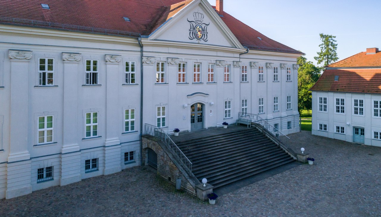 Au&szlig;enansicht des Schlosses Hohenzieritz, &copy; SSGK MV / Funkhaus Creative