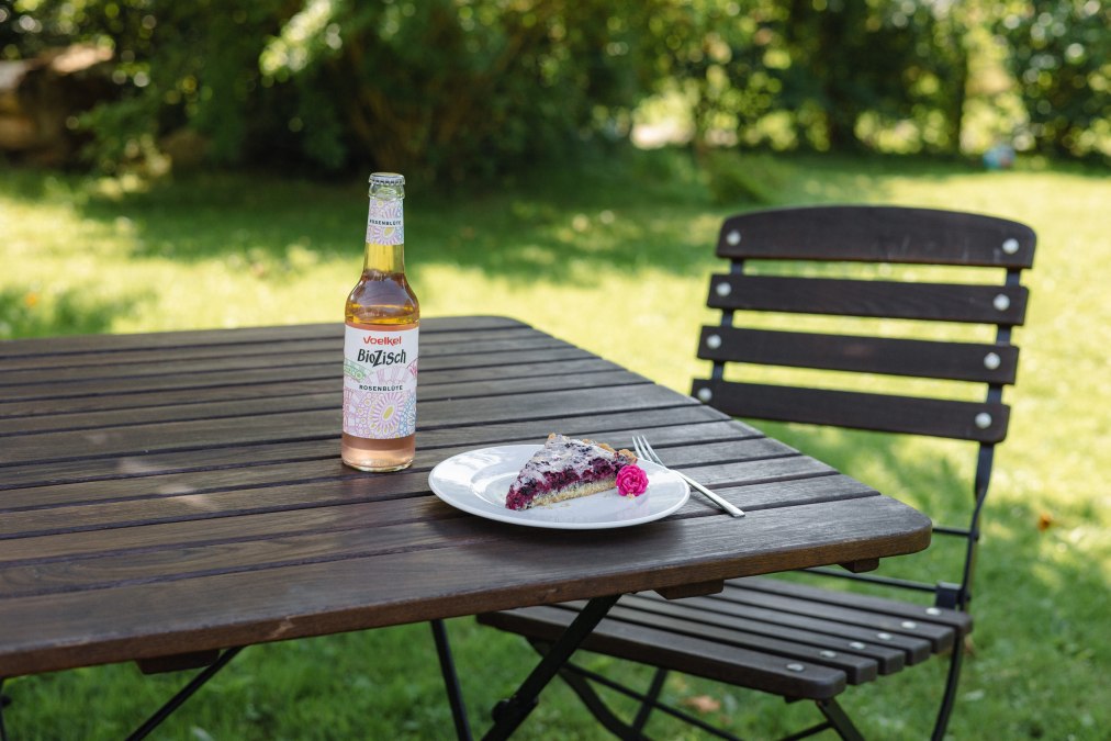 Unser Caf&eacute; auf Gut Gl&uuml;ck empf&auml;ngt sie mit hausgemachtem Kuchen, kalten und warmen Getr&auml;nken, Snacks und Eis - nat&uuml;rlich alles 100% bio., &copy; Karolin Vossbeck