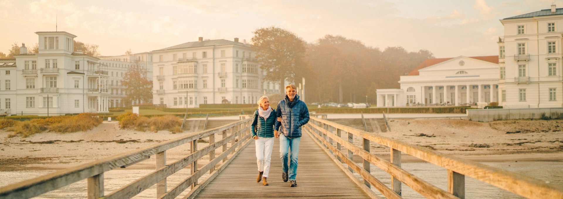 1793 gründete Friedrich Franz I. das erste deutsche Seebad: Heiligendamm. Heute ziehen die weißen Bädervillen und das Grand Hotel Heiligendamm jährlich tausende Besucher in ihren Bann. Von der Seebrücke aus hat man den besten Blick auf das klassizistische Ensemble. 1793 gründete Friedrich Franz I. das erste deutsche Seebad: Heiligendamm. Heute ziehen die weißen Bädervillen und das Grand Hotel Heiligendamm jährlich tausende Besucher in ihren Bann. Von der Seebrücke aus hat man den besten Blick auf das klassizistische Ensemble.