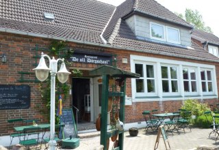 Das Bio-Restaurant "De oll Dörpschaul" befindet sich in der ehemaligen Dorfschule von Rosenow // © Susanne Trampnau Das Bio-Restaurant "De oll Dörpschaul" befindet sich in der ehemaligen Dorfschule von Rosenow // © Susanne Trampnau