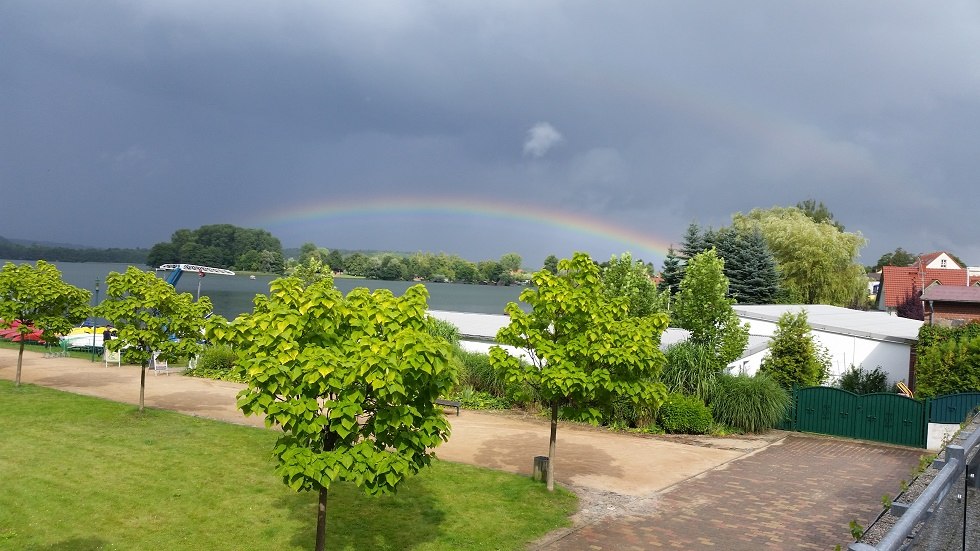Blick auf den Haussee und ein St&uuml;ck vom angrenzenden Park // &copy; Tortenmarie Photo