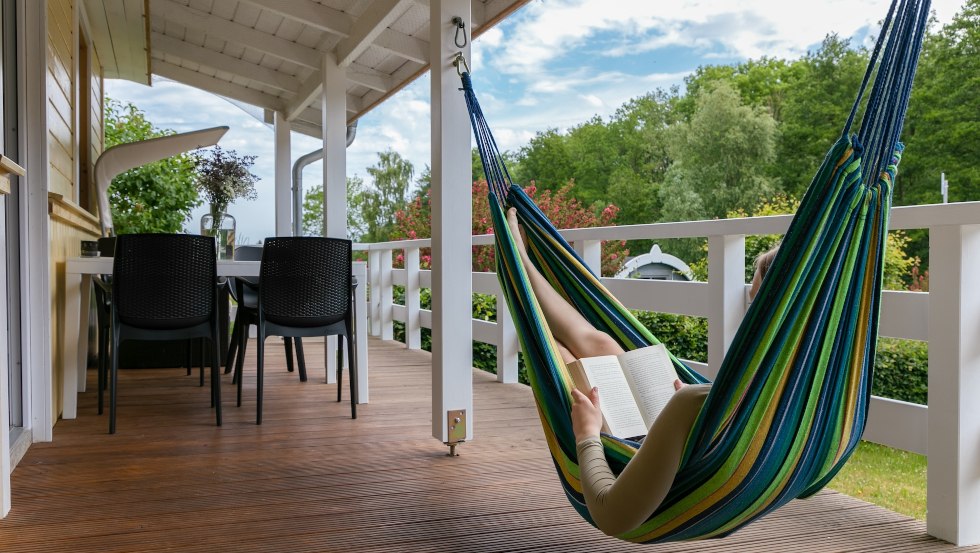 Bungalowterasse Typ 4 mit Hängematte © Campingplatz Ostseequelle, © © Campingplatz Ostseequelle Bungalowterasse Typ 4 mit Hängematte © Campingplatz Ostseequelle, © © Campingplatz Ostseequelle