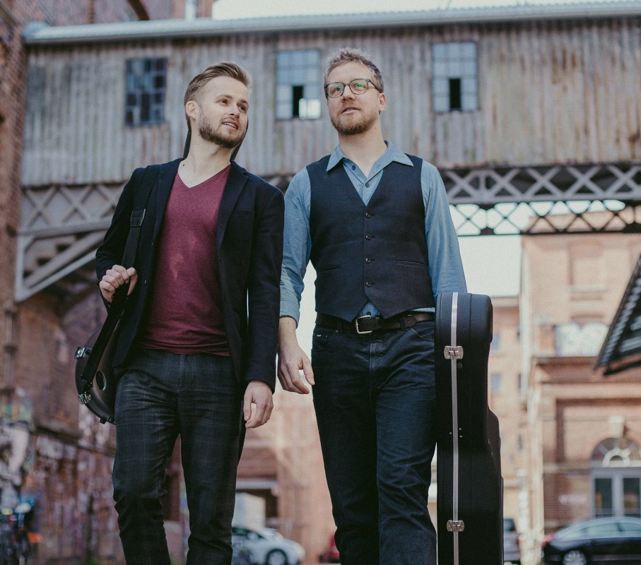 Sönke Meinen & Philipp Wiechert
Akoestisch-Gitaar Duo // © Doville Sermokas Sönke Meinen & Philipp Wiechert
Akoestisch-Gitaar Duo // © Doville Sermokas