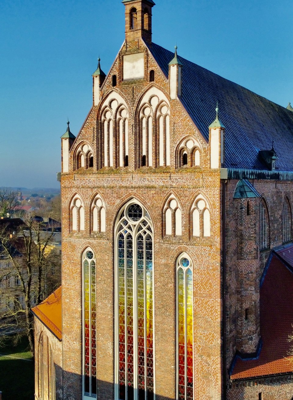 Der Dom St. Nikolai in Greifswald mit bunten Fenstern als Lichtkunst. // © Gudrun Koch Der Dom St. Nikolai in Greifswald mit bunten Fenstern als Lichtkunst.