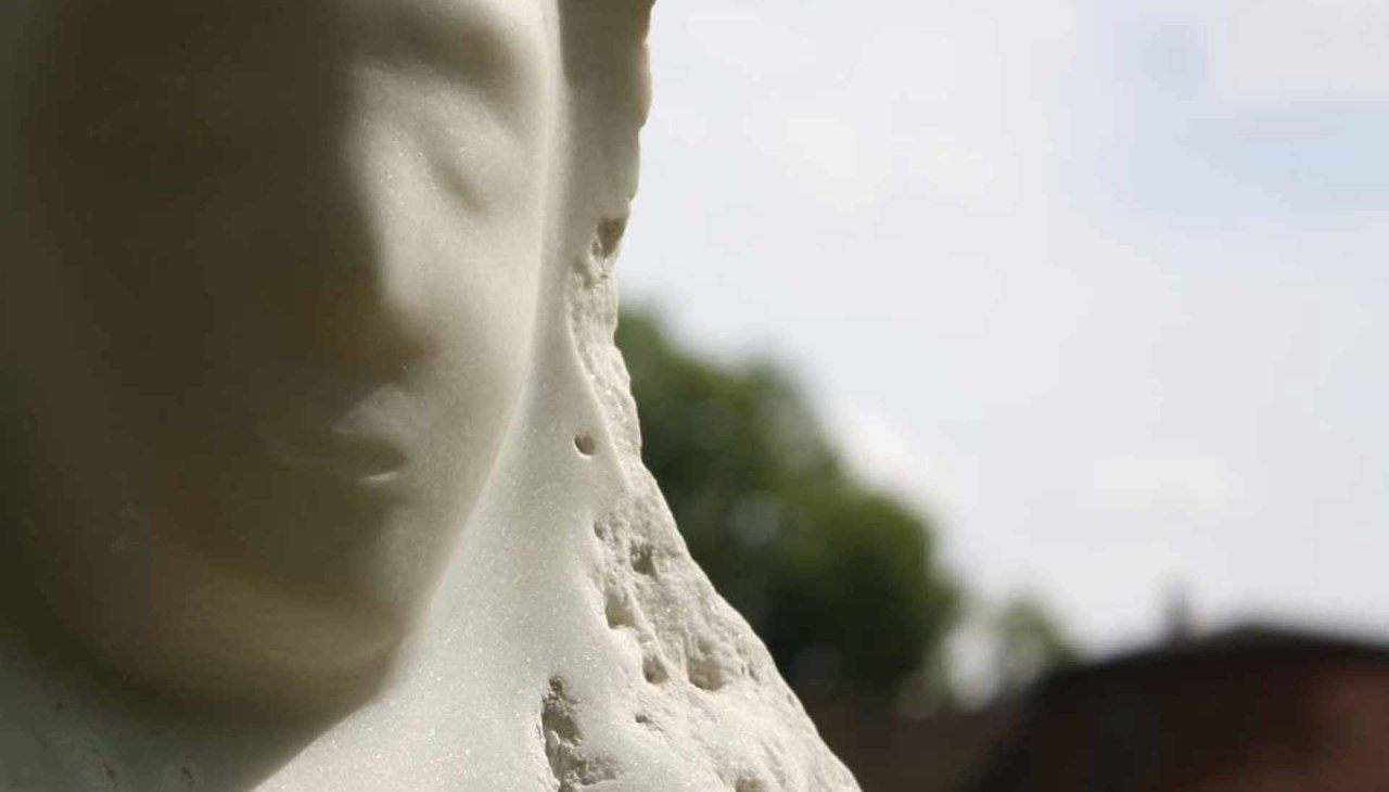 Anne-Katrin Altwein: Allonge. Marmor. Atelier ARQUOIA Ausstellung und Skulpturengarten in Ivenack, © Foto: Raphael Wolf Anne-Katrin Altwein: Allonge. Marmor. Atelier ARQUOIA Ausstellung und Skulpturengarten in Ivenack, © Foto: Raphael Wolf