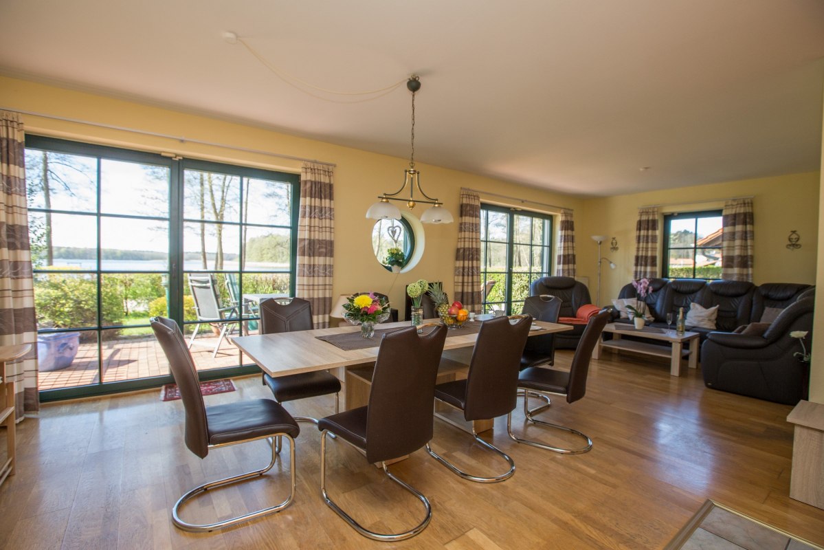 Gezellige woonkamer in het vakantiehuis Seeblick // &copy; Ferienkontor