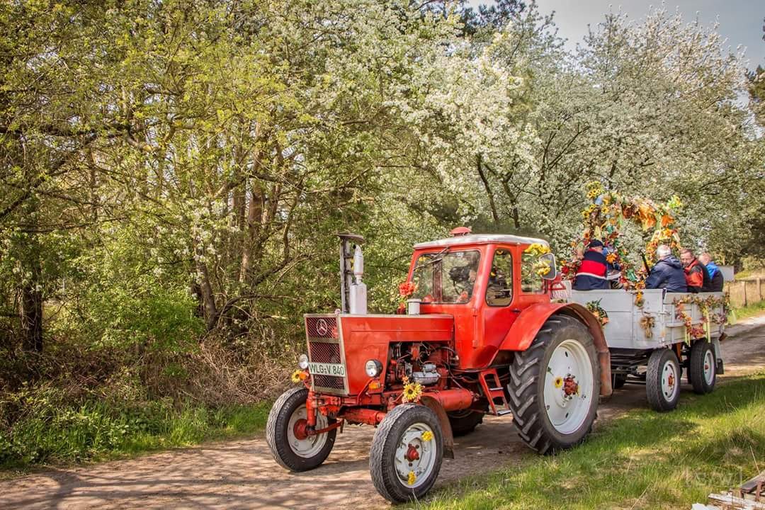 &Uuml;ckeritzer D&ouml;rpkapell e.V. mit einem Fahrzeug durch &Uuml;ckeritz, &copy; (c) D&ouml;rpkapell