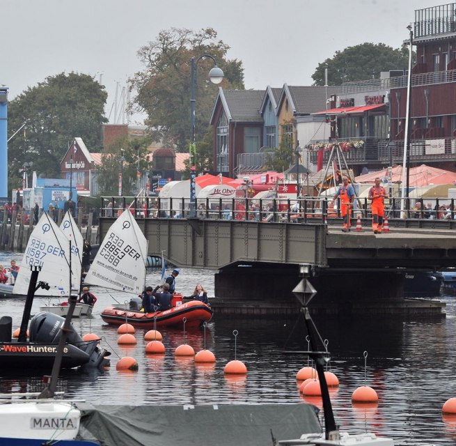 Br&uuml;ckendrehung am Alten Strom in Warnem&uuml;nde, &copy; Joachim Kloock