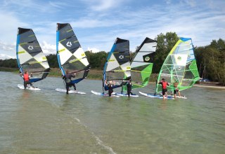 Windsurfkurs inklusive Material im Stehrevier // © Katamaran- und Surfmühle Windsurfkurs inklusive Material im Stehrevier // © Katamaran- und Surfmühle