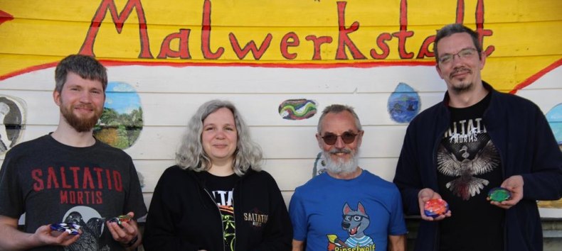 Gruppenfoto der Kreativ Samstag Teilnehmer mit ihren fertigen Arbeiten - magisch Gl&uuml;ckssteine. // &copy; MV-Kunst Galerie am Mammutbaum