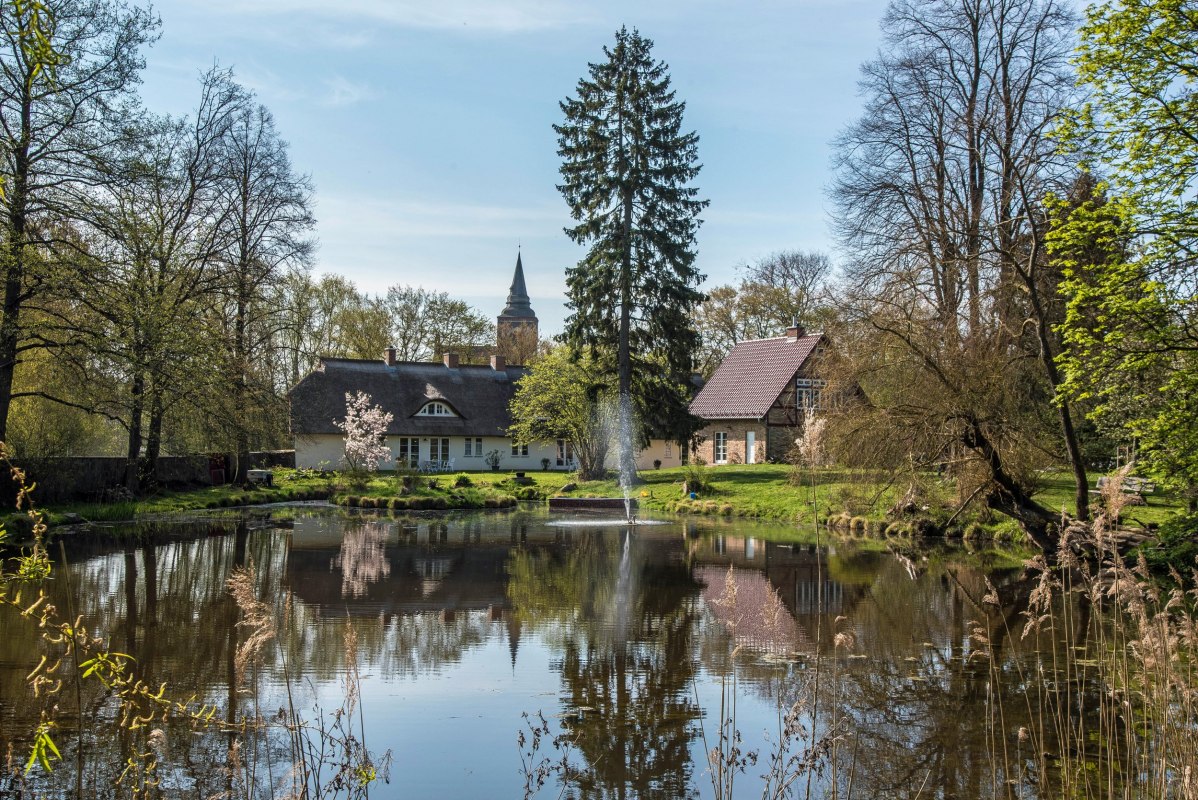 Droomachtige tuin in een zwanenvijver // &copy; Von Koeller