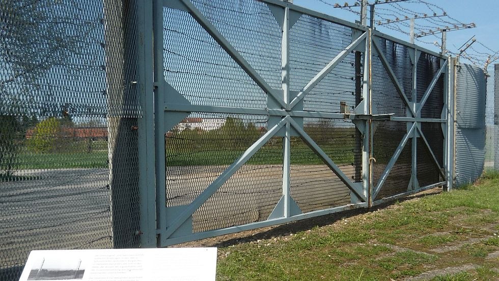 Abschnitt des Grenzsignal- und Sperrzauns auf dem Außengelände // © Politische Memoriale e.V. Abschnitt des Grenzsignal- und Sperrzauns auf dem Außengelände // © Politische Memoriale e.V.