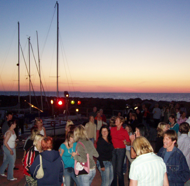 Viele Menschen am Hafen von Lohme . (Hafenfest) // © Touristik Lohme GmbH Viele Menschen am Hafen von Lohme . (Hafenfest) // © Touristik Lohme GmbH