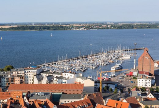 Mit der Webcam in Altef&auml;hr auf R&uuml;gen den wundervollen Ausblick auf die Hansestadt Stralsund erleben. , &copy; Erik Hart