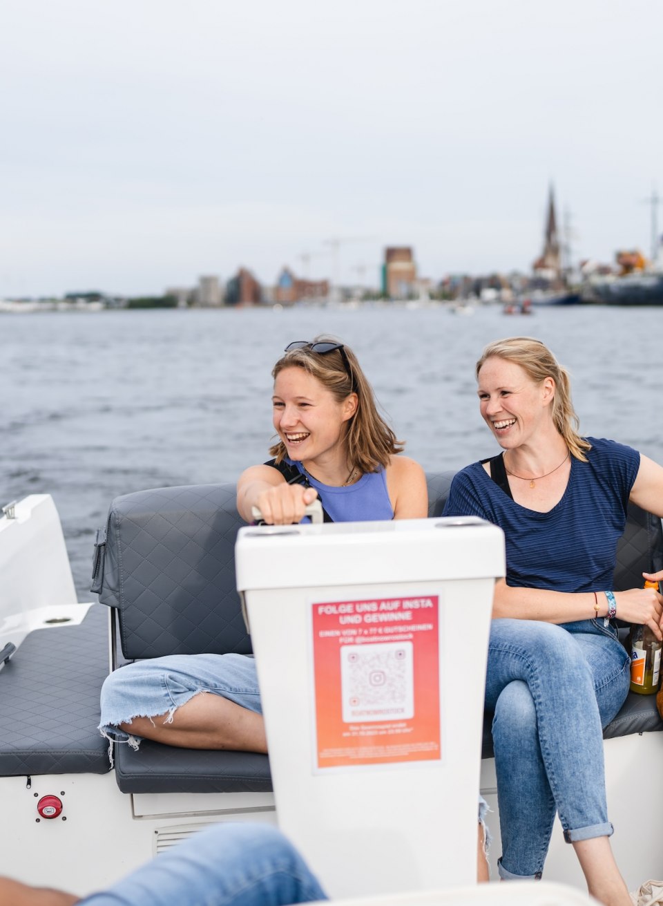 De elektrische boten van BoatNow varen met een maximumsnelheid van zes kilometer per uur, zodat je genoeg tijd hebt om van het prachtige uitzicht te genieten. Je hebt geen vaarbewijs nodig., © TMV/Gross De elektrische boten van BoatNow varen met een maximumsnelheid van zes kilometer per uur, zodat je genoeg tijd hebt om van het prachtige uitzicht te genieten. Je hebt geen vaarbewijs nodig., © TMV/Gross
